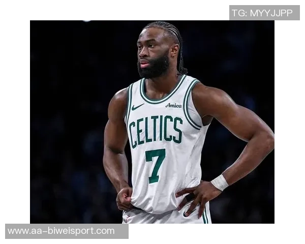 杰伦布朗三分球表现出色并为豪泽破纪录加油的精彩瞬间