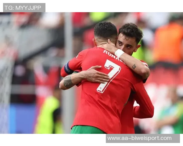 C罗分享球队合影庆祝晋级世界杯激励全队继续奋斗为葡萄牙加油