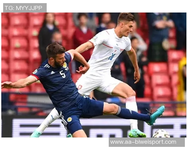 本坦库尔因铲球染红离场乌拉圭队在友谊赛中以1比5落后美国队