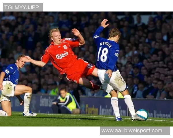 内维尔批评卢克肖需增强对抗能力以应对激烈比赛挑战