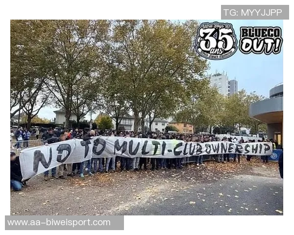 斯特拉斯堡主帅被切尔西挖走球迷愤怒表达不满情绪